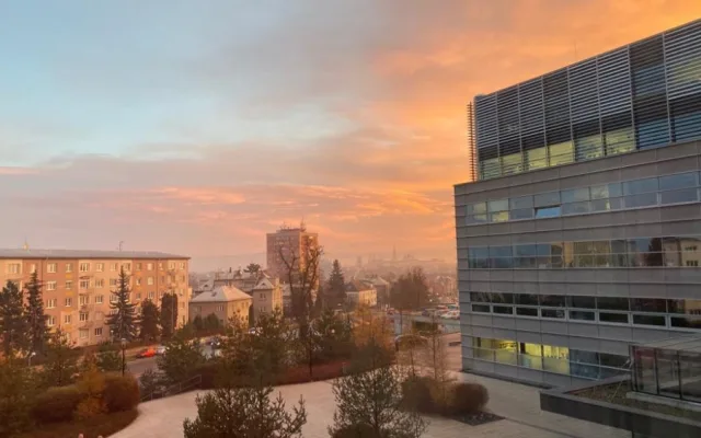 FOTOGALERIE: Slunce a mraky dnes kouzlily na ranní obloze. Tady jsou vaše nejlepší úlovky