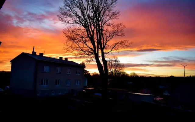 FOTOGALERIE: Slunce a mraky dnes kouzlily na ranní obloze. Tady jsou vaše nejlepší úlovky