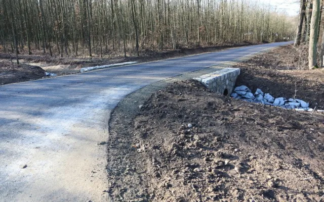 FOTO: Na Loveckou chatu už vede nová asfaltka
