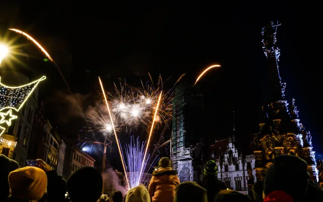 FOTO/VIDEO: Novoroční ohňostroj ozářil nebe nad Olomoucí. Podívejte se na video a fotky
