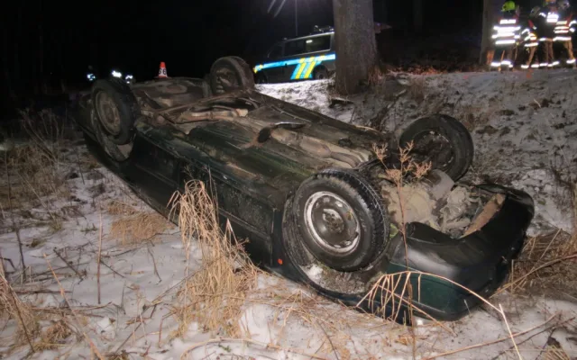 FOTO: Řidič po havárii, při které auto přetočil na střechu, z místa nehody utekl. Auto vzal svému strýci