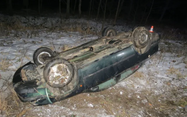 FOTO: Řidič po havárii, při které auto přetočil na střechu, z místa nehody utekl. Auto vzal svému strýci