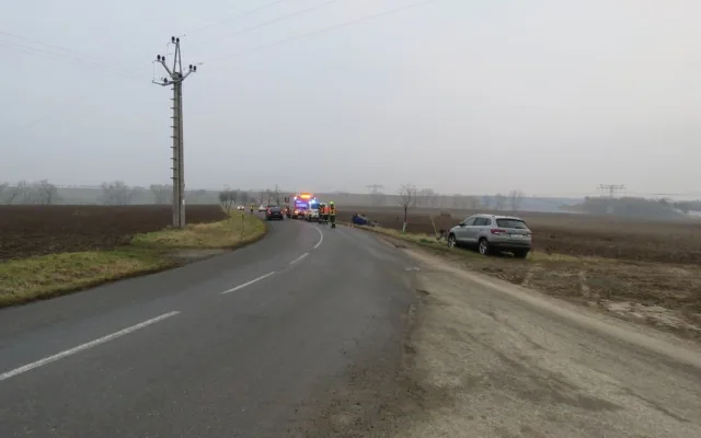 FOTO: Dvacetiletá řidička nezvádla ve velké rychlosti zatáčku a skončila s autem v poli