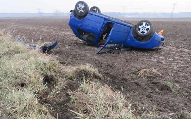 FOTO: Dvacetiletá řidička nezvádla ve velké rychlosti zatáčku a skončila s autem v poli