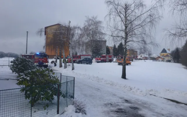 FOTO: Hasiči kvůli požáru na škole evakuovali přes padesát dětí a dvanáct učitelů