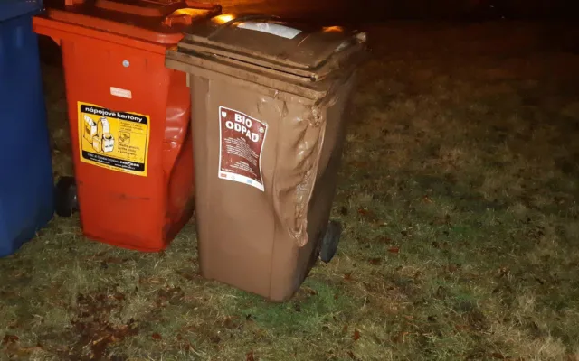 FOTO: Vandal zapálil kontejnery a způsobil škodu téměř za 10 tisíc korun