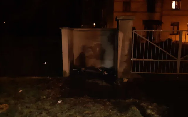 FOTO: Vandal zapálil kontejnery a způsobil škodu téměř za 10 tisíc korun
