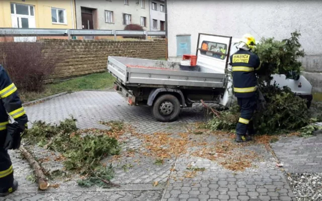 AKTUALIZOVÁNO: Meteorologové varují před silným větrem. Hasiči evidují zvýšený počet výjezdů