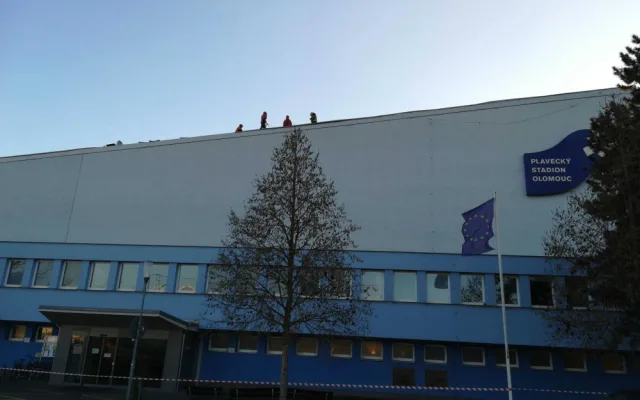 FOTO: Olomoucký bazén zůstává zavřený. Hasiče silný vítr zaměstnával i včera