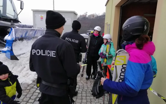 FOTO: Ve Ski areálu Hlubočky proběhla preventivní akce Policie ČR. Zaměřila se na krádeže