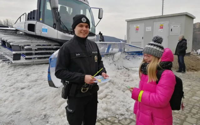 FOTO: Ve Ski areálu Hlubočky proběhla preventivní akce Policie ČR. Zaměřila se na krádeže