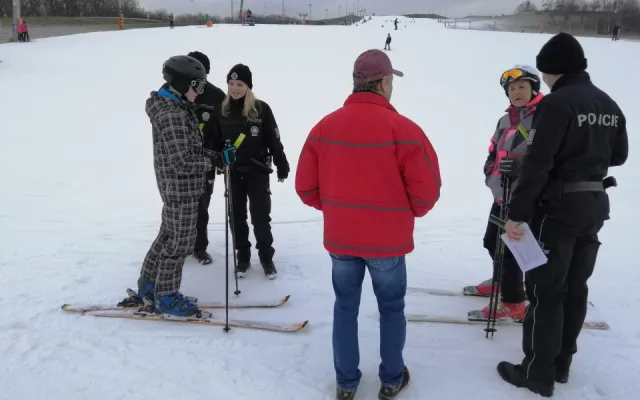 FOTO: Ve Ski areálu Hlubočky proběhla preventivní akce Policie ČR. Zaměřila se na krádeže
