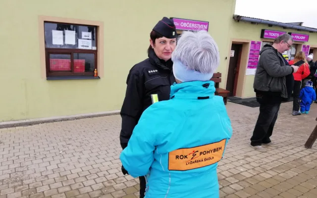 FOTO: Ve Ski areálu Hlubočky proběhla preventivní akce Policie ČR. Zaměřila se na krádeže