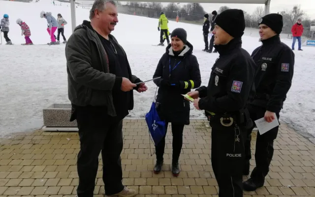 FOTO: Ve Ski areálu Hlubočky proběhla preventivní akce Policie ČR. Zaměřila se na krádeže
