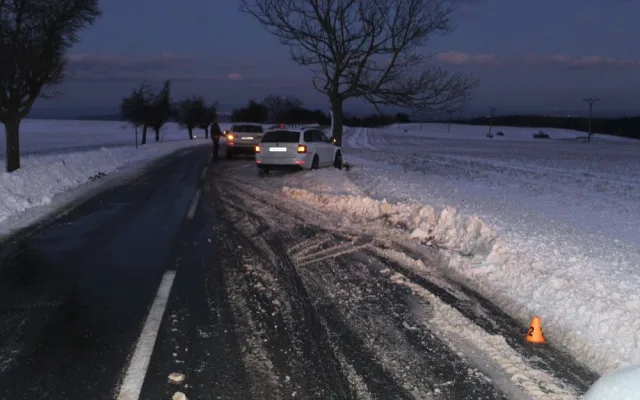 FOTO: Řidič dostal se svým autem na zasněžené silnici smyk a skončil ve stromu