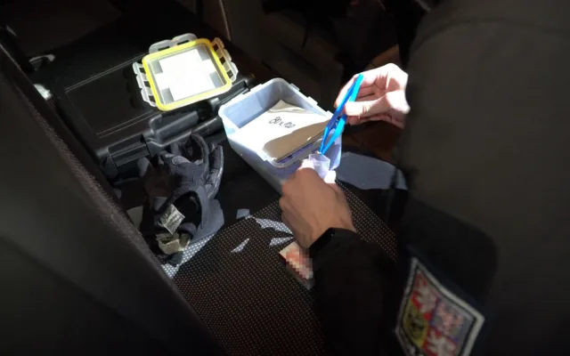 FOTO: Při bezpečnostní akci zaměřené na držení drog policisté a celníci přistihli téměř čtyřicet osob