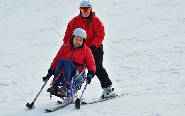 FOTO: Svět handicapovaných přiblížili na sjezdovce v Hrubé Vodě