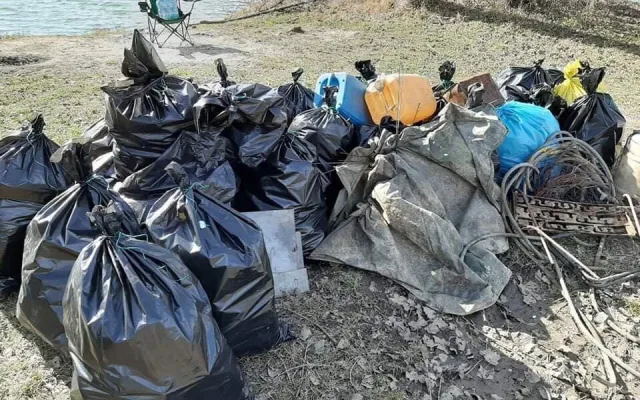 FOTO: Dobrovolníci pomohli uklidit rybářské lokality na Olomoucku