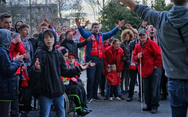 FOTO: Na hokej nemohli, i přesto přišli. Fanoušci Mory fandili u obrazovek před stadionem
