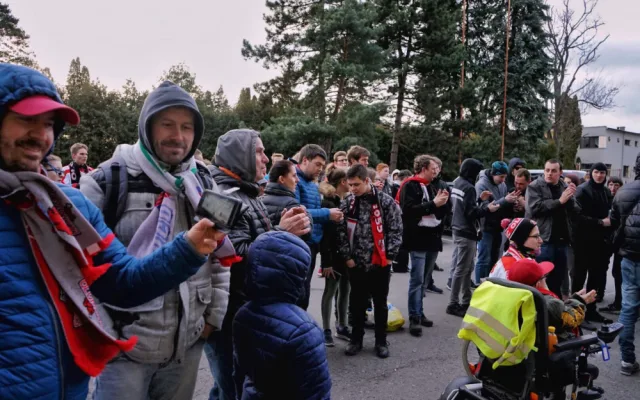 FOTO: Na hokej nemohli, i přesto přišli. Fanoušci Mory fandili u obrazovek před stadionem