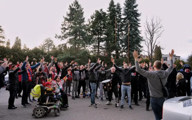 FOTO: Na hokej nemohli, i přesto přišli. Fanoušci Mory fandili u obrazovek před stadionem