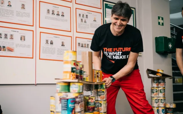 Inženýři ze společnosti Honeywell vytvořili v rámci soutěže Design to donate 3D tiskárnu pomocí plechovek. Pomůže olomoucké potravinové bance