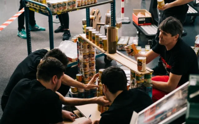 Inženýři ze společnosti Honeywell vytvořili v rámci soutěže Design to donate 3D tiskárnu pomocí plechovek. Pomůže olomoucké potravinové bance