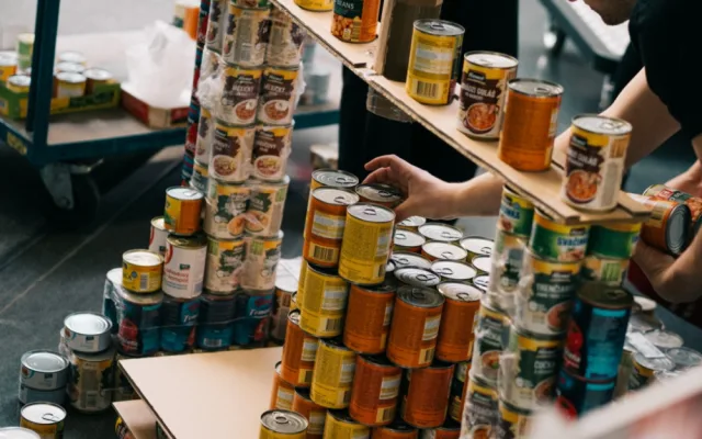 Inženýři ze společnosti Honeywell vytvořili v rámci soutěže Design to donate 3D tiskárnu pomocí plechovek. Pomůže olomoucké potravinové bance