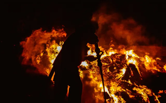 FOTO/VIDEO: Na Olomoucku hoří dřevozpracující provoz, škoda jde do milionů