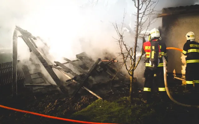 FOTO: Hasiči likvidují požár v Litovli, vzplál tam přístřešek u rodinného domu