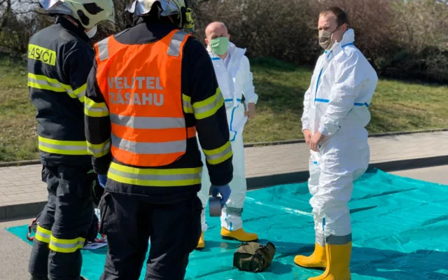 FOTO: Prostějovští hasiči dekontaminovali odběrové stany