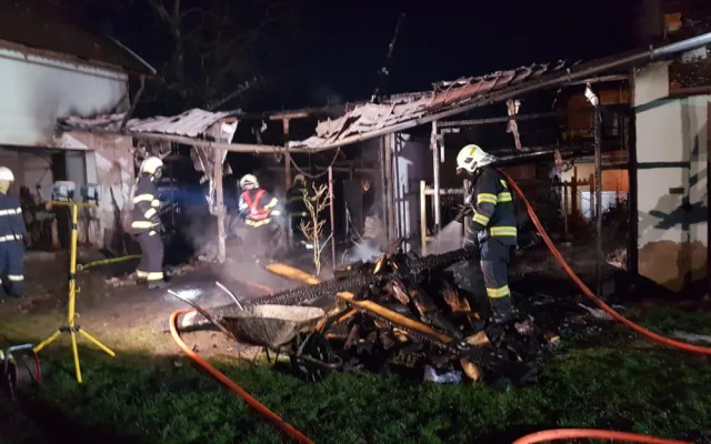 FOTO/VIDEO: Požár hospodářského stavení způsobil škodu přes půl milionu