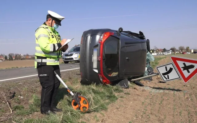 VIDEO: Zběsilý řidič pronásledovaný policií po cestě několikrát boural. Plnou rychlostí naboural do protijedoucího auta