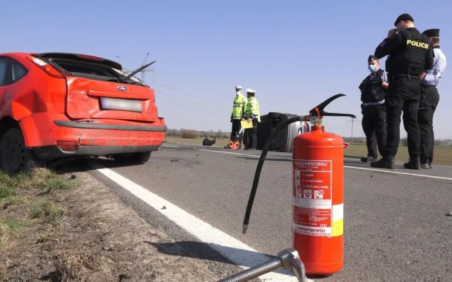 VIDEO: Zběsilý řidič pronásledovaný policií po cestě několikrát boural. Plnou rychlostí naboural do protijedoucího auta