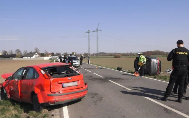 VIDEO: Zběsilý řidič pronásledovaný policií po cestě několikrát boural. Plnou rychlostí naboural do protijedoucího auta