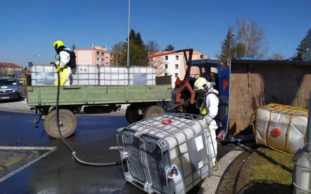 AKTUALIZOVÁNO: V Přerově se převrátila vlečka s barely hnojiva. Koncentrovaná kapalina vytekla na silnici