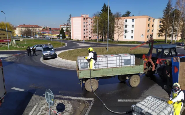 AKTUALIZOVÁNO: V Přerově se převrátila vlečka s barely hnojiva. Koncentrovaná kapalina vytekla na silnici