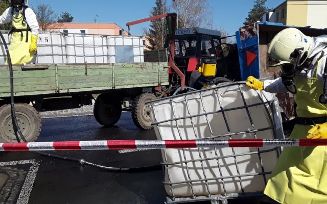 AKTUALIZOVÁNO: V Přerově se převrátila vlečka s barely hnojiva. Koncentrovaná kapalina vytekla na silnici