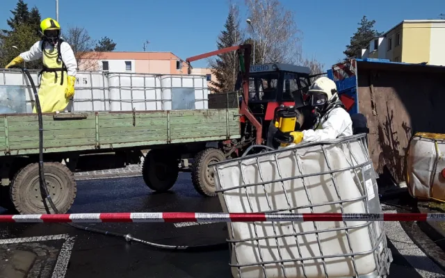 AKTUALIZOVÁNO: V Přerově se převrátila vlečka s barely hnojiva. Koncentrovaná kapalina vytekla na silnici