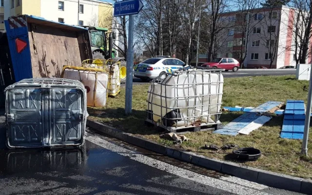 AKTUALIZOVÁNO: V Přerově se převrátila vlečka s barely hnojiva. Koncentrovaná kapalina vytekla na silnici