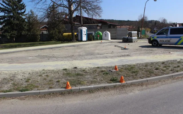 FOTO: Zdrogovaný mladý řidič se pokusil ujet policejní kontrole, jeho jízda skončila v betonovém plotu