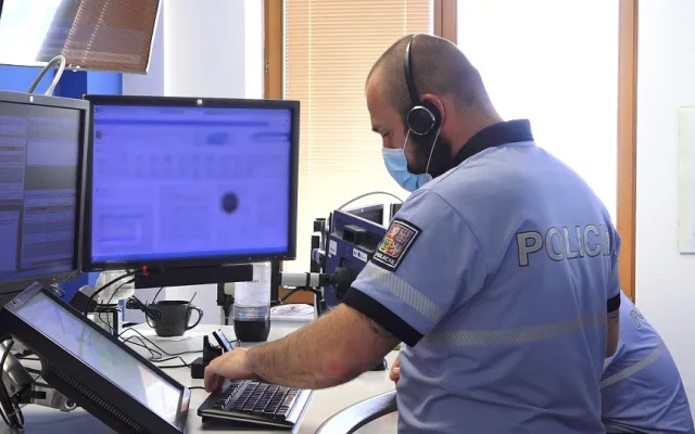 VIDEO: Jak fungují policisté na lince 158 v době pandemie? Za celou dobu přijali v kraji 6 tisíc telefonátů