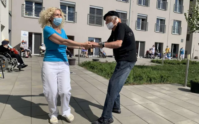 mělci Moravského divadla zazpívali seniorům v Olomouci