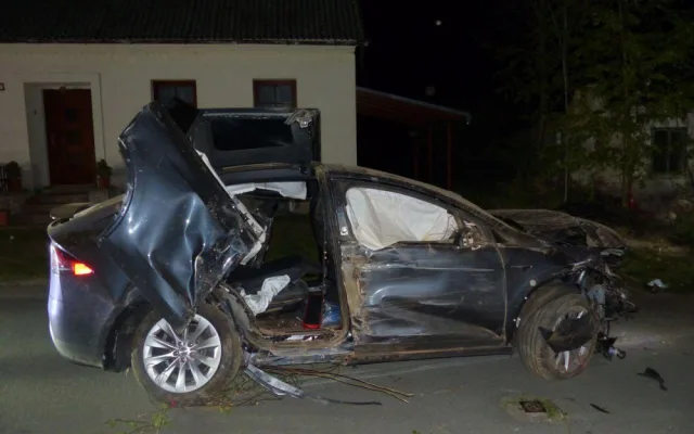 Řidič nevybral zatáčku a narazil do plotu, následně pak do zdi domu