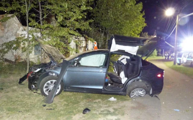 Řidič nevybral zatáčku a narazil do plotu, následně pak do zdi domu