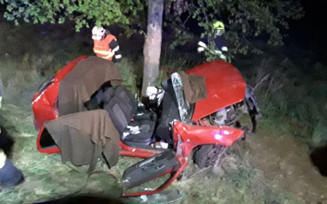 Prostějovští hasiči zažili pernou noc. Z automobilu museli vyprošťovat řidiče
