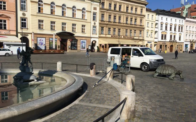 FOTO: Arionova kašna, cíl mnohých lidí lačnících po osvěžení v horkých dnech, je dneškem v provozu