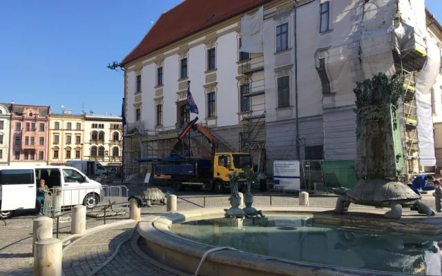 FOTO: Arionova kašna, cíl mnohých lidí lačnících po osvěžení v horkých dnech, je dneškem v provozu