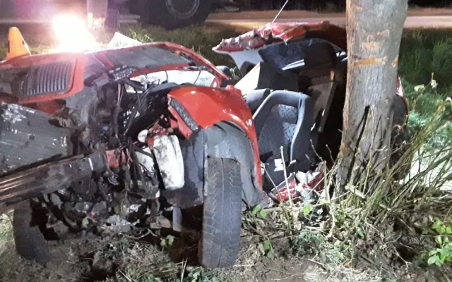 Prostějovští hasiči zažili pernou noc. Z automobilu museli vyprošťovat řidiče