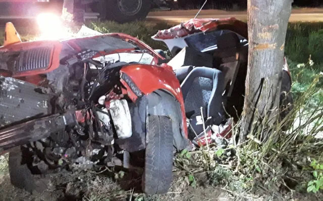 Prostějovští hasiči zažili pernou noc. Z automobilu museli vyprošťovat řidiče
